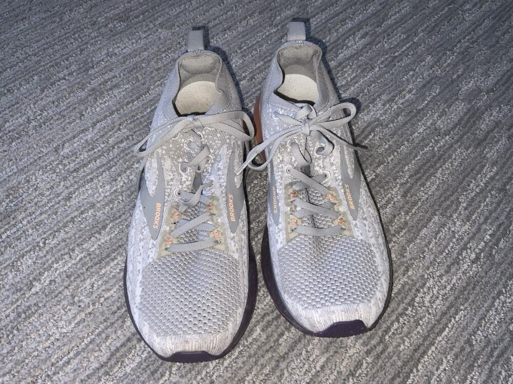 WOMEN'S Brooks Levitate 3 DNA AMP Low Top Running Shoes-SIZE 8.5 Grey Peach
